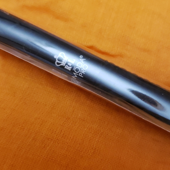 Moda Pro Precision Angle Brush - Picture 3 of 5